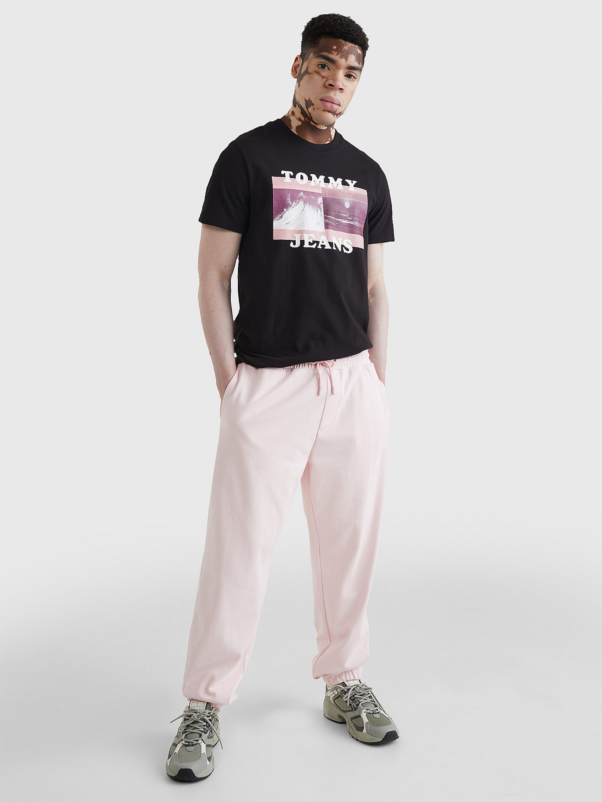 Tommy Jeans pánské černé triko CONCEPT PHOTOPRINT - XXL (BDS)
